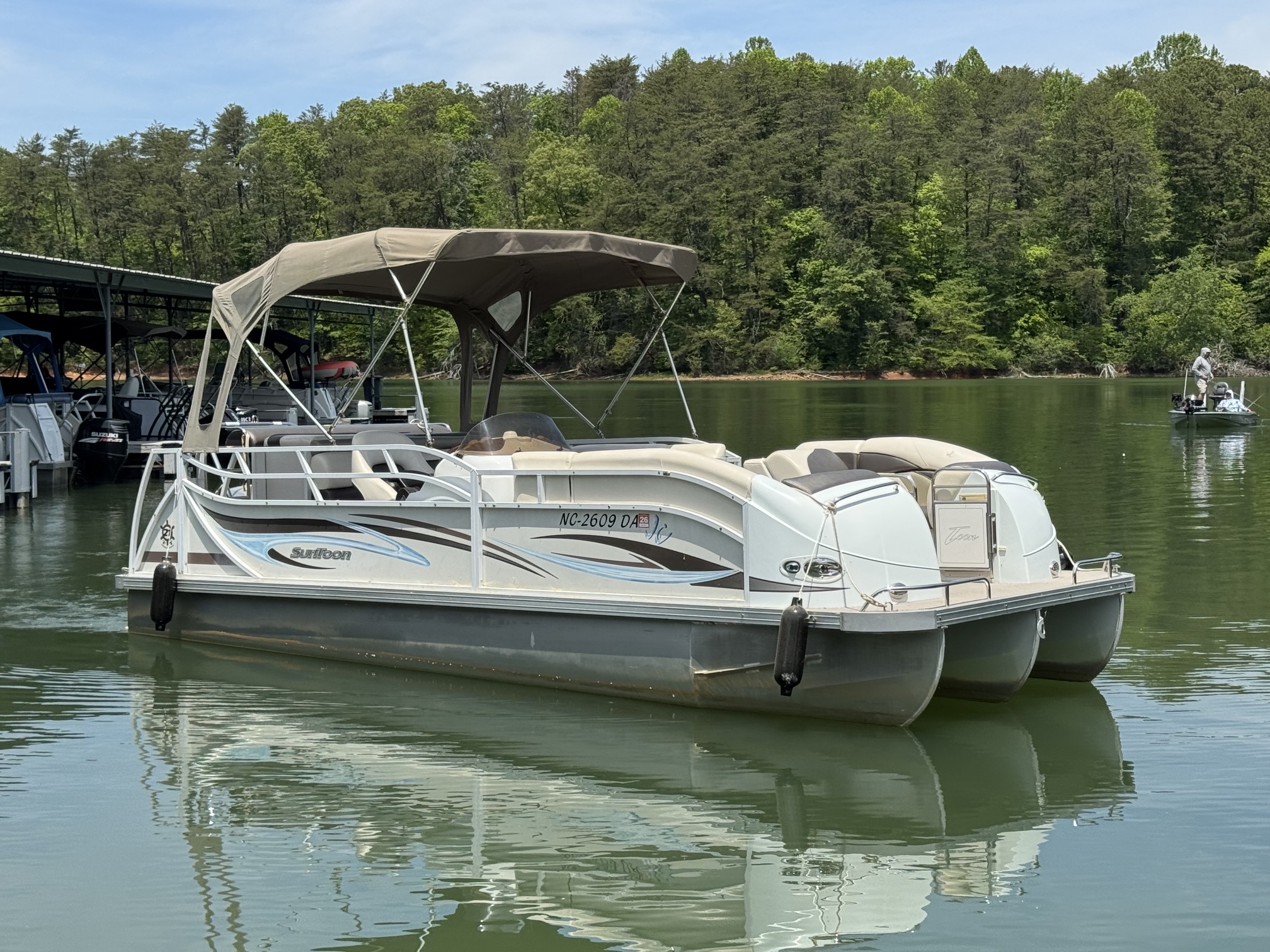 洋楽 TUNE TOWNE XI 21' Classic JC TriToon Tan 135hp - Boundary Waters Marina